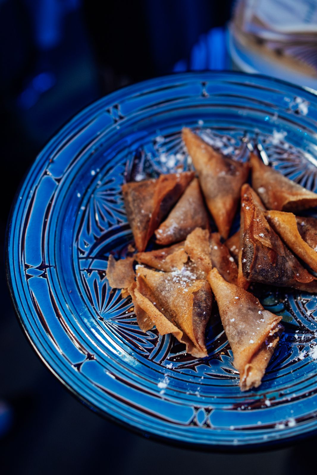 Pastelas en un plato de cerámica azul
