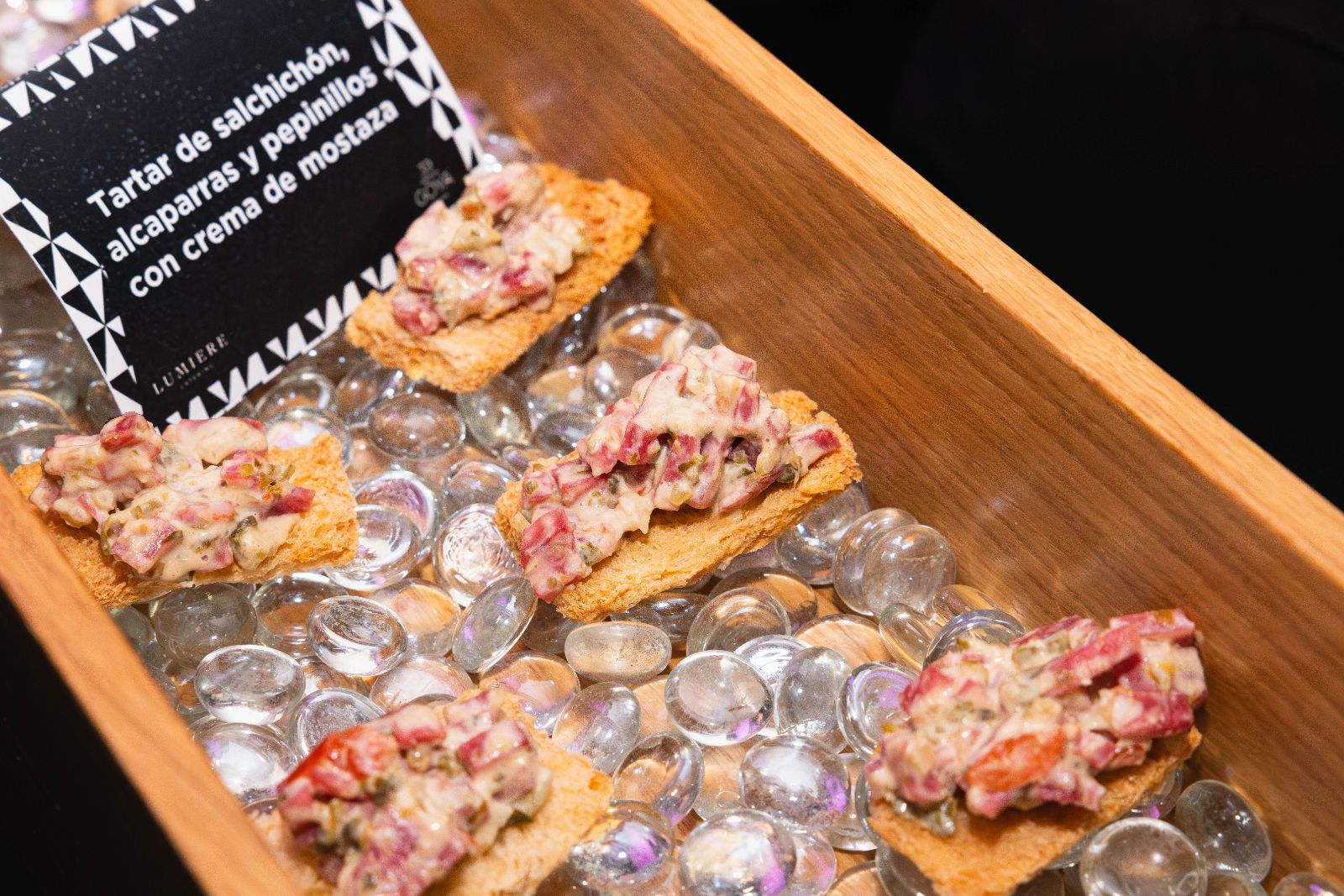 Tostas de tartar de salchichón con alcaparras